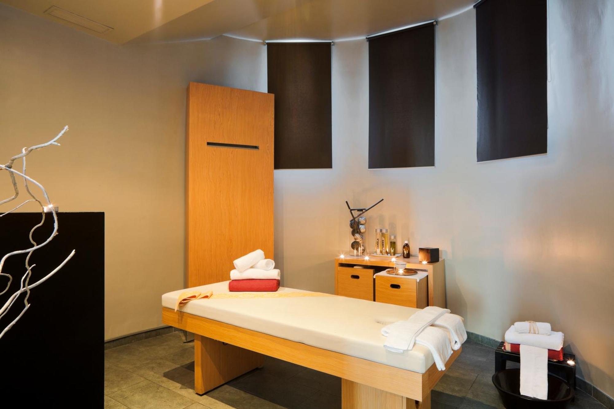 Senator Banus (Adults Only) Hotel Estepona Facilities photo A massage bed